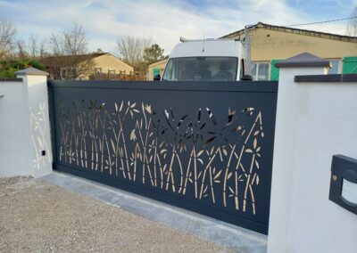 Un portail battant classique et élégant, composé de deux vantaux qui s'ouvrent vers l'intérieur ou l'extérieur.