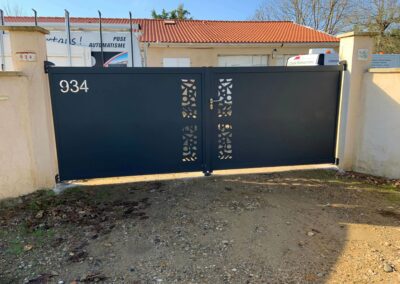 Un portail battant est construit par divers matériaux comme le bois chaleureux, l'aluminium moderne, ou le fer forgé raffiné, il s'adapte à tous les styles de propriétés.