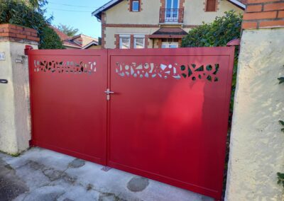 Un portail battant allie esthétisme et robustesse, offrant une solution intemporelle.