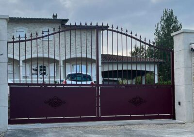 Un portail élégant, composé de deux vantaux qui s'ouvrent vers l'intérieur ou l'extérieur.