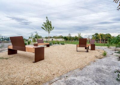 Mobilier intérieur en Occitanie, nous concevons, fabriquons et posons des pieds de table, des tables, des chaises, des bureaux, des verrières, des bibliothèques.
